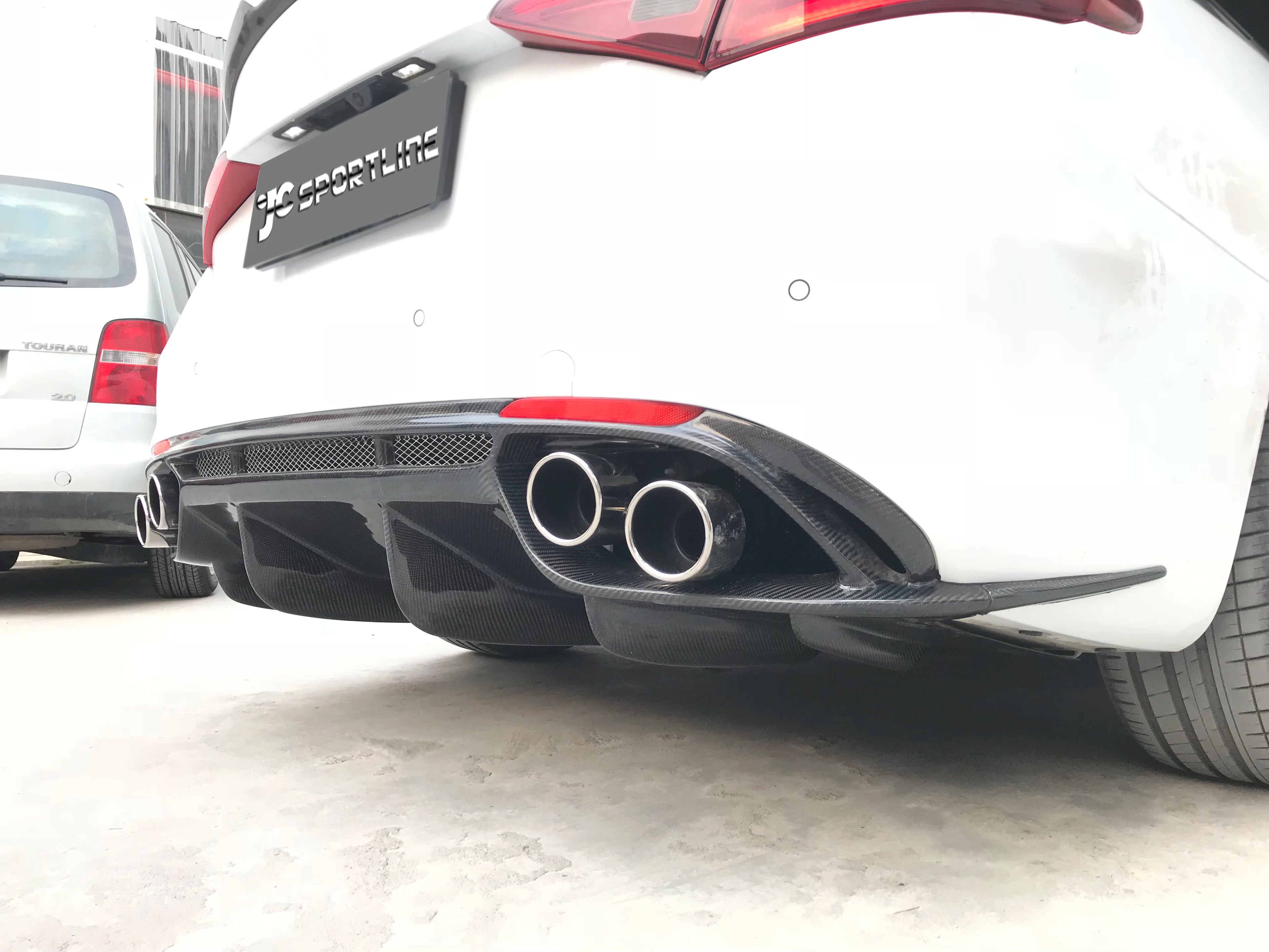 Carbon Fiber Rear Bumper Diffuser Lip Spoiler for Alfa Romeo Giulia Quadrifoglio (2017–2020)